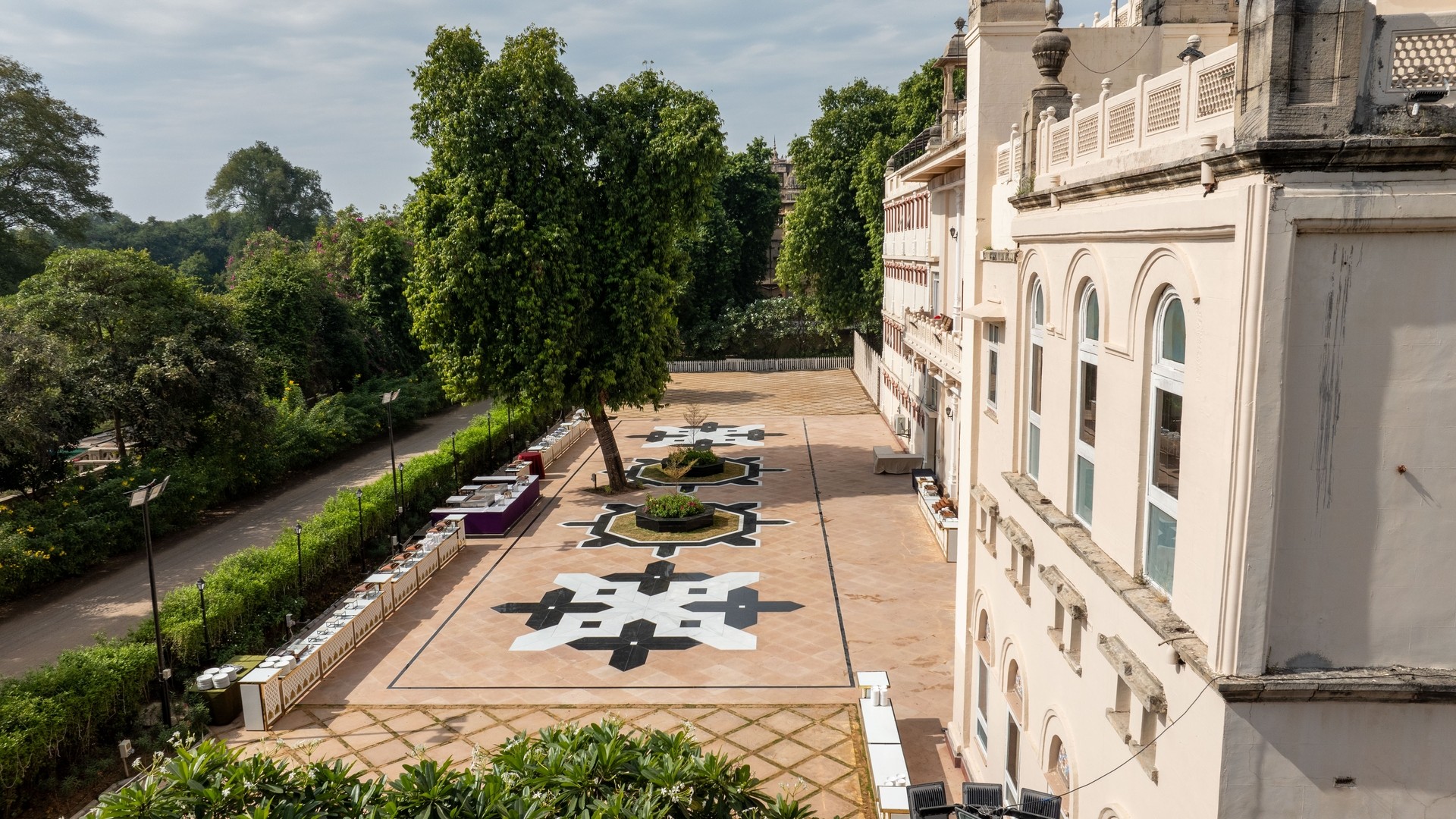 Banquets & Poolside Lawns